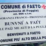 ...e con le informazioni storiche e i messaggi di benvenuto scritti sia in italiano che in franco-provenzale (foto di Comune di Faeto)